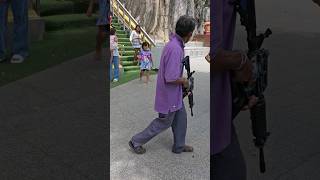 คนลุงปะทะกับกลุ่มลิงเขาย้อย เดือดมาก😄 #ปืนของเล่น  #shortsvideo #เขาย้อย #เพชรบุรี