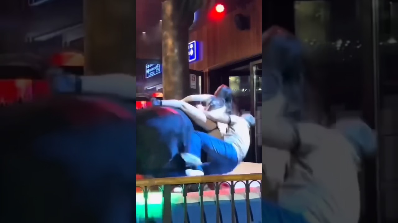 Девушка Парень 🧡 Катание на быке #Бенидорм #Испания #длятебя #смешно #развлечения #катаниенабыке