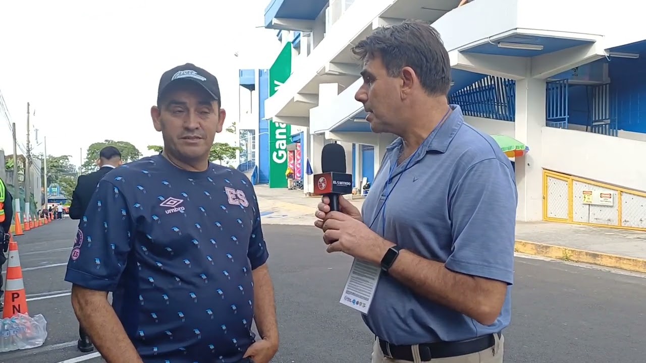 El Vendedor "William Ventura" explica el procedimiento para ingresar a vender al estadio Cuscatlán