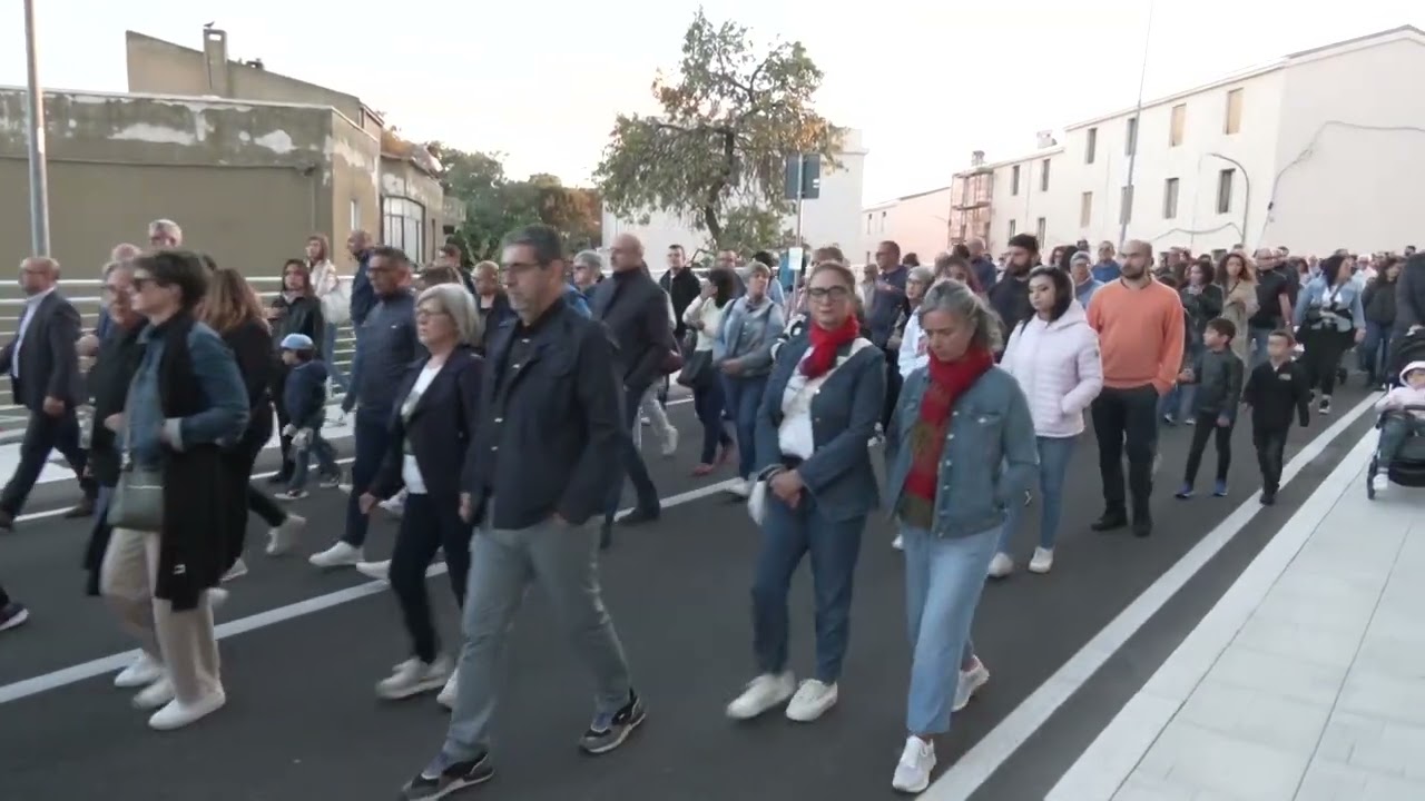 Nuoro Migliaia di persone alla fiaccolata in memoria delle vittime della  strage familiare 28 09 24