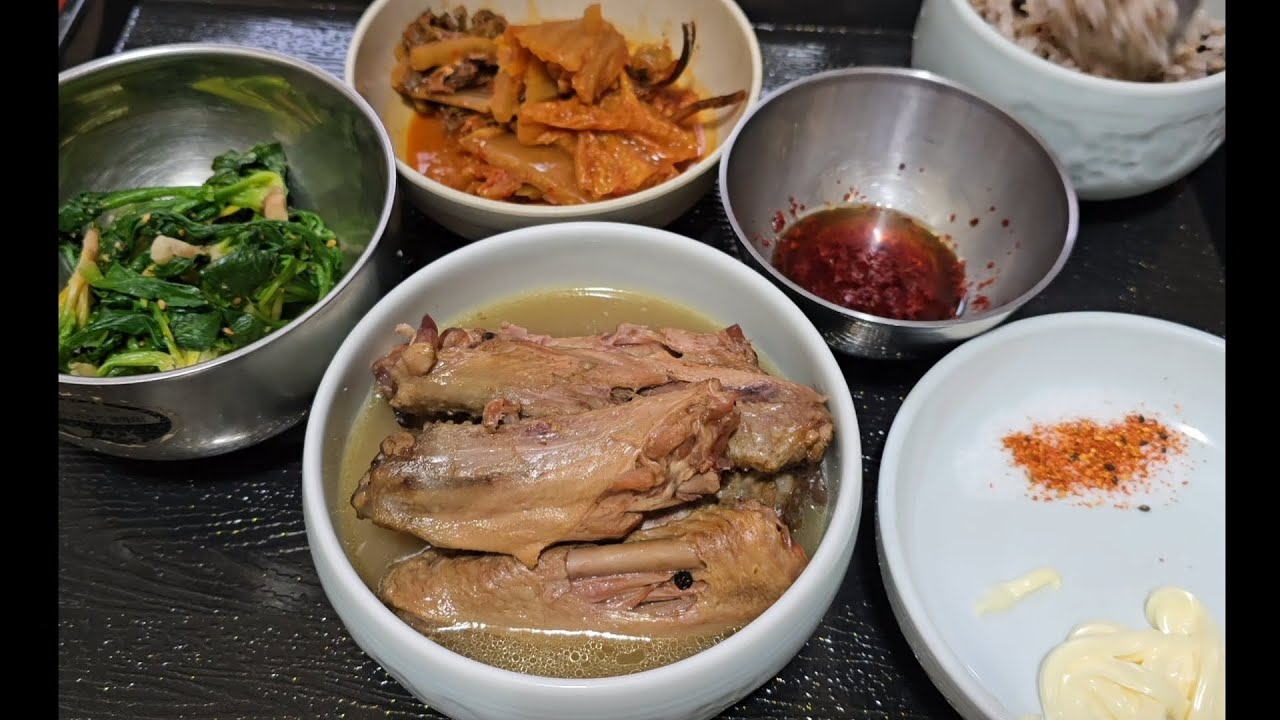 점심 : 닭날개백숙+찍어먹을소스류+시금치나물+김치찌개+흑미밥