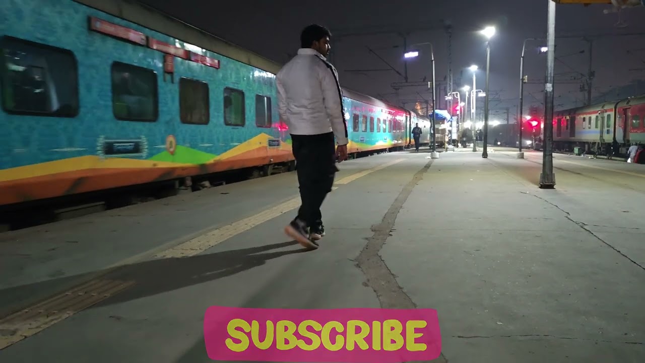 FULL DEPARTURE OF 12276 PRAYAGRAJ HUMSAFAR EXPRESS FROM NEW DELHI TO PRAYAGRAJ JN.