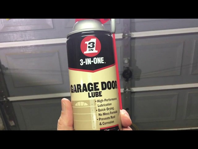 Come lubrificare la saracinesca di un garage col grasso / How to  lubrificate a garage door by grease 