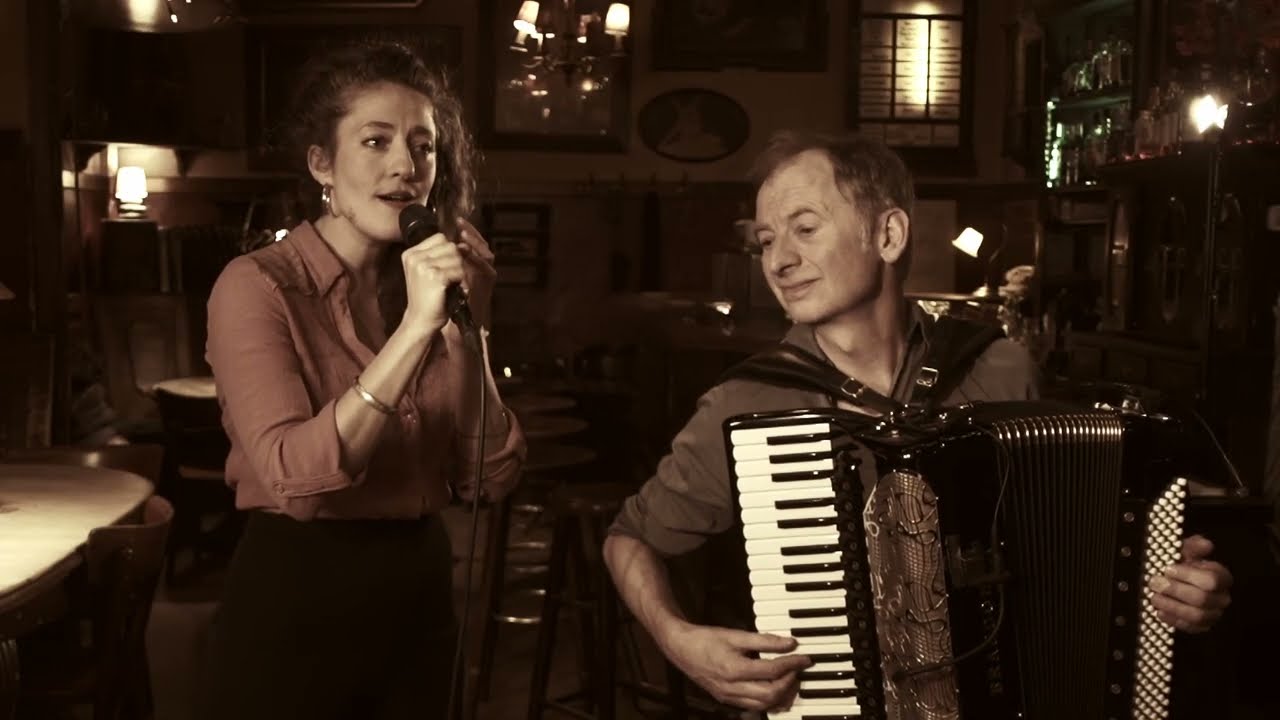 Gallo rojo, gallo negro