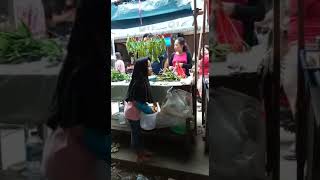 Anak Kecil ini membantu orang tua nya