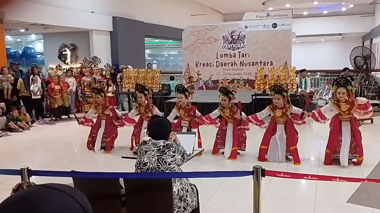 Alicya perform tari topeng keprak