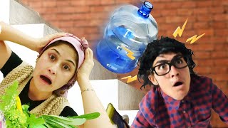 Reyhan Abla, Cengiz'in kafasına damacana düşürüyor! Ayşe ve Ümit ile Komik Videolar