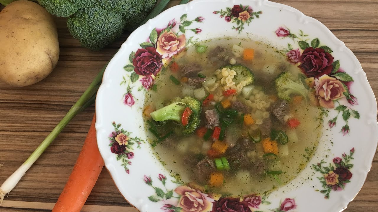 Rindfleischsuppe mit frischem Gemüse und Nudel , Suppe einfach und ...