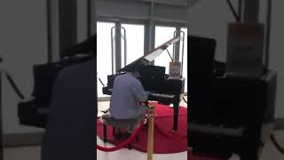 ابداع مرضى كوفيد19 بعزف سيمفونيات في مستشفى دبي الميداني بعد أن قامت إدارة المستشفى بتوفير بيانو