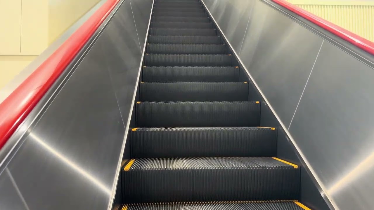 白石蔵王駅　エスカレーター（三菱製）