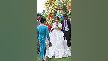 Xong tiệc nhà gái ra về cô dâu khóc nức nở