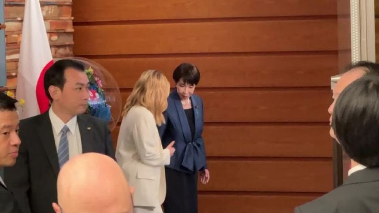 Takaichi dona a Meloni Tunku Tunku, la mascotte ufficiale di Expo Green 2027