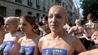 Les Femen sous les fenêtres du FN
