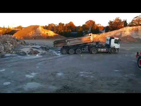 Benne 12 M3 En Action Expulsion Du Bloc Béton