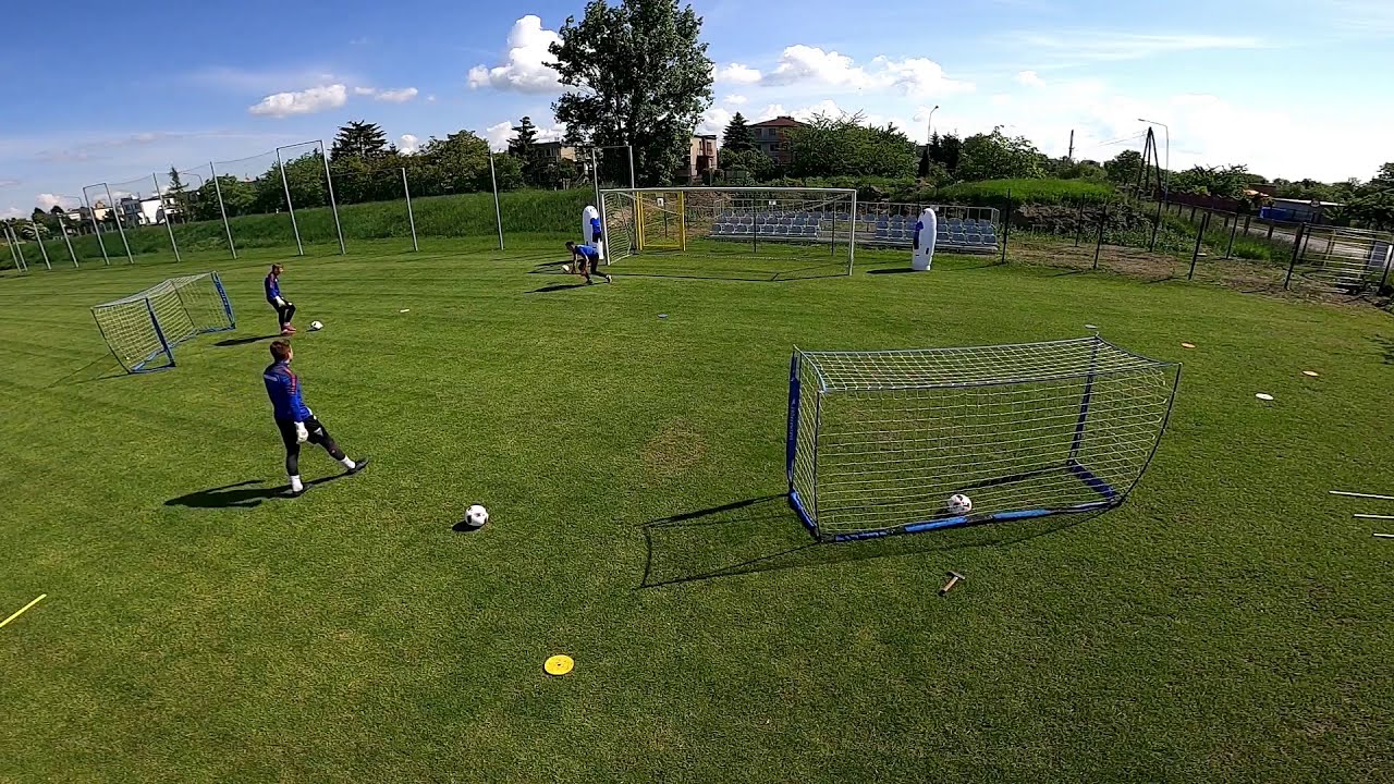 Goalkeeper training 1v1 & line save - YouTube