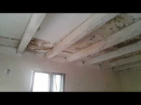 فيديو: عزل سقف منزل خشبي ، بما في ذلك من الداخل ، وكيفية القيام بذلك بشكل صحيح