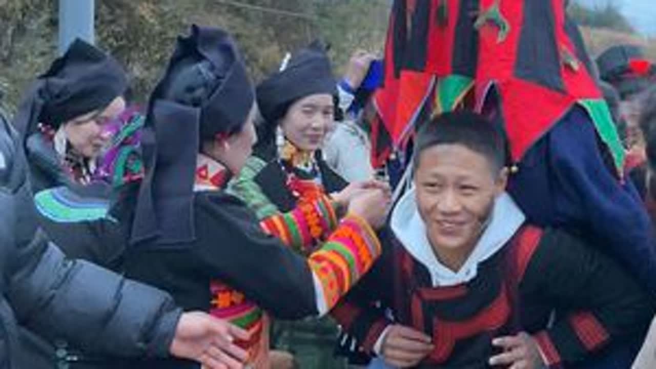 彝族婚俗，每个地方每个民族都有不同的生活方式和文化习俗.彝族结婚背新娘，还有摔跤比赛，这个摔跤比赛也意义重大的，是比男方和女方谁家赢，以后家里谁做主，哈哈😄所以作为女方送亲的哥哥弟弟都会拼尽全...