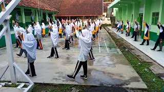 Senam pagi santri putri