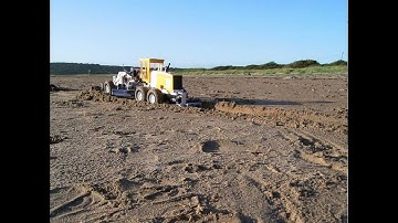 R/C model of Road Grader - time lapse on the beach