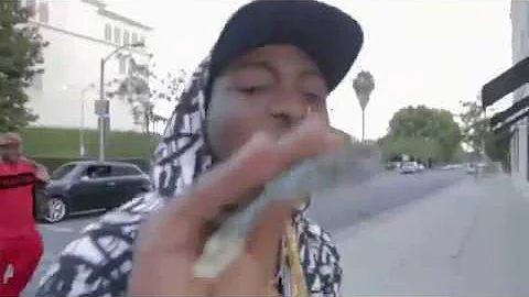 DAVIDO SHOW OFF HIS MONEY