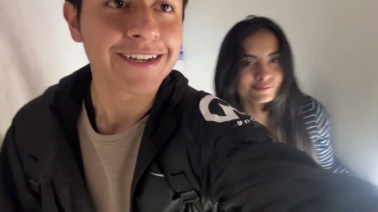 Comiendo fast food con amigos .