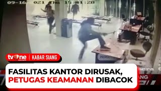 Polisi Berhasil Mengamankan 14 Orang Tersangka Kasus Perusakan Kantor Kredit di Karawang | tvOne