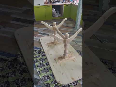 Деревянный кухонный стол для большой семьи за 10 тысяч рублей.