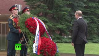 Путин промок под дождем на церемонии возложения цветов к могиле Неизвестного сол