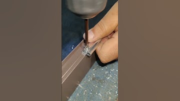 Attaching a pocket lock to the screen window, can open the page, and is convenient to rinse!