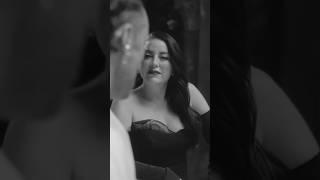 O Gözlerin Bana Iki Satır Yara... Okudum Ölüyorum...