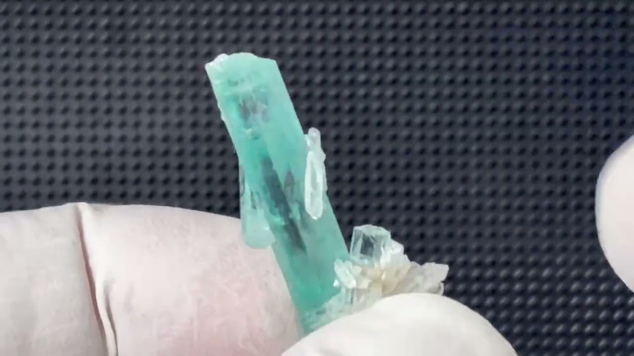 ナイジェリア産アクアマリン柱状結晶（貫入り/水晶共生） 11.6カラット