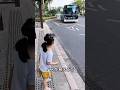 少女が毎日バスを待っている理由