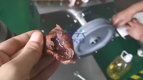 Three hopper double filling food encrusting machine chocolate filled ball rolling machine