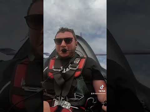 Video: Piloții acrobatici poartă parașute?