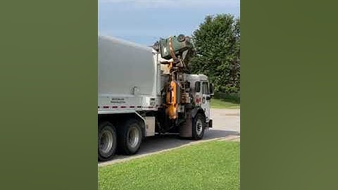 Lid Flipping Peterbilt 520 Labrie Automizer Garbage Truck #shorts #garbagetruck