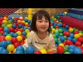 【おでかけ】室内遊具の大きなカラフルボールプールであそぶよ！中からなにかでてきた！？