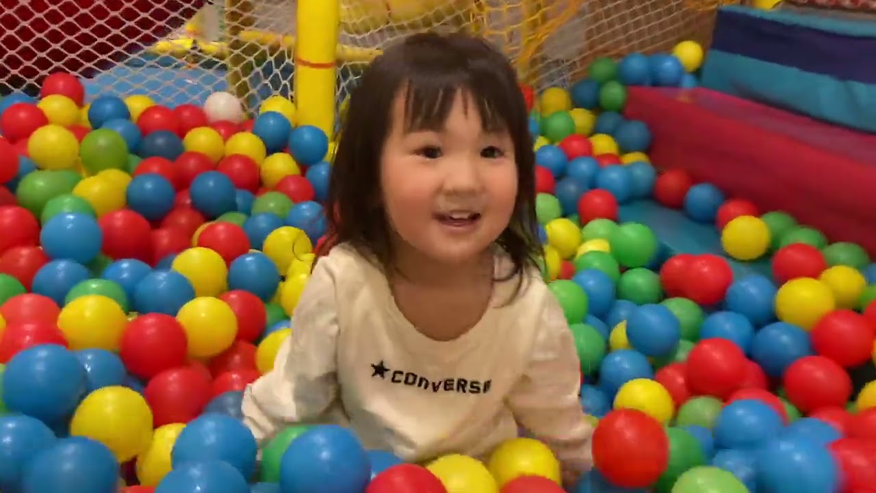 おでかけ】室内遊具の大きなカラフルボールプールであそぶよ！中から