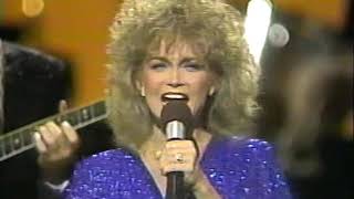 Barbara Mandrell accepting the Minnie Pearl Award 1991