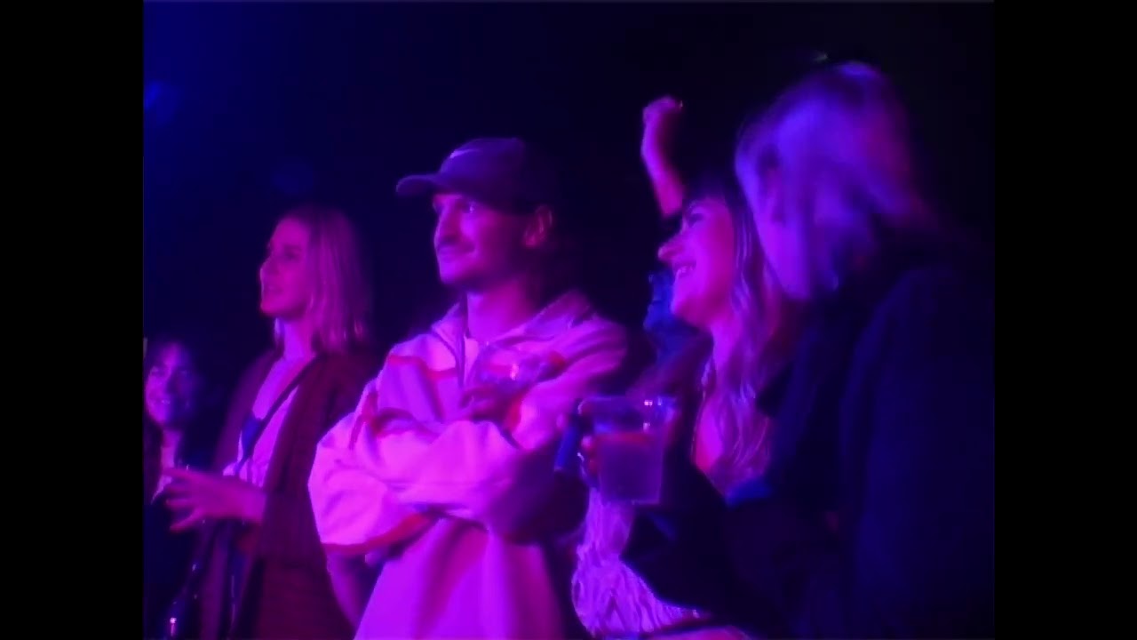 MACEY - LONELY (Live at Galatos Basement) auf YouTube ansehen MACEY - LONELY (Live at Galatos Basement) auf YouTube ansehen