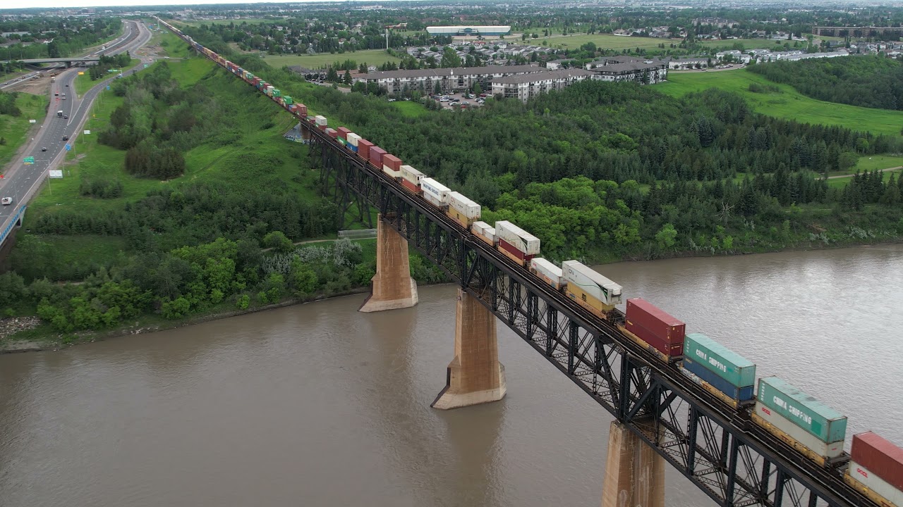North Saskatchewan River crossing in Edmonton AB 🇨🇦