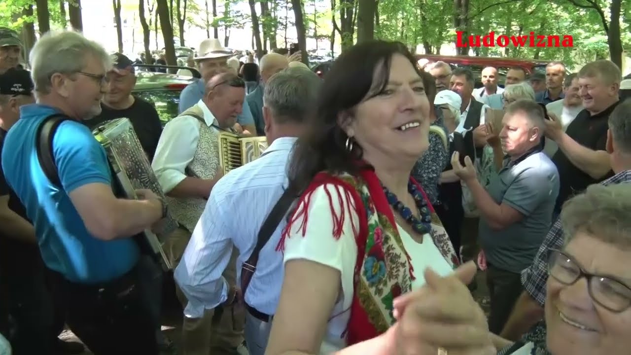 Spontaniczne przyśpiewkowe śpiewanie z muzykantami od OPOCZNA