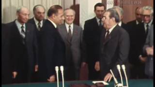 Heydar Aliyev awarded by Leonid Ilyich Brezhnev (1979) - Л.И.Брежнев награждает Г. А. Алиева.