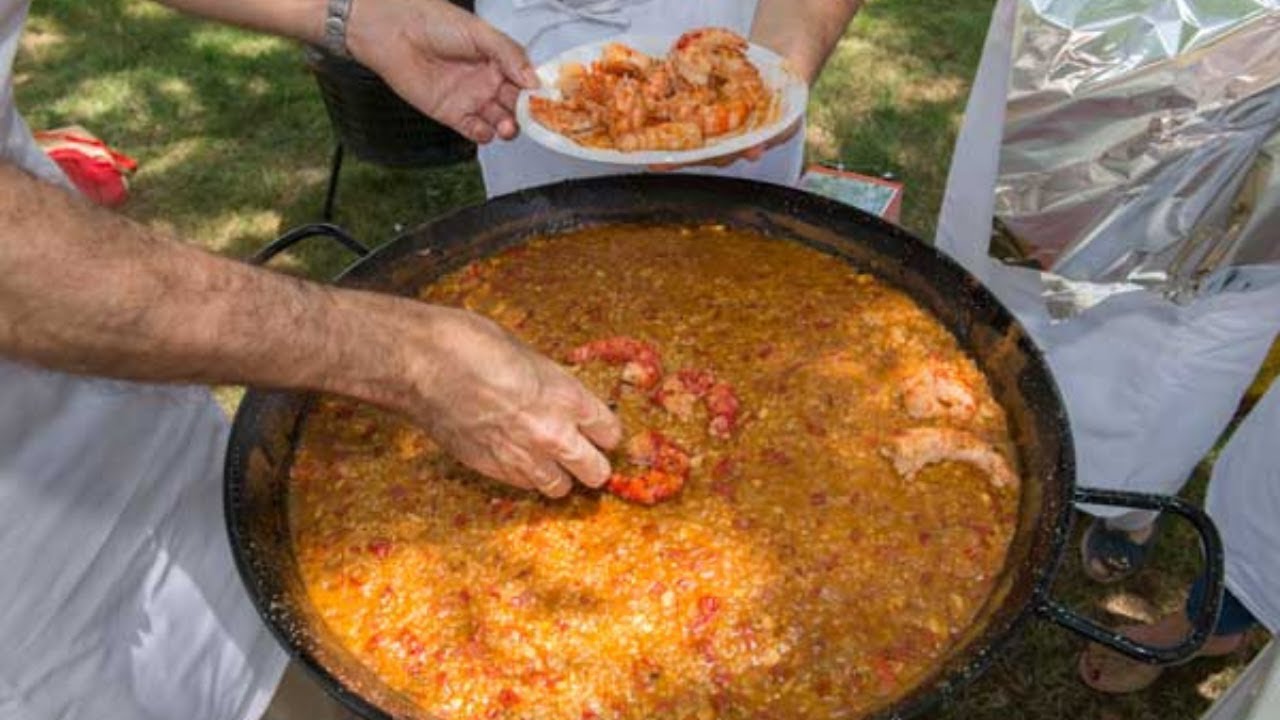 Paella de mariscos para 20 personas - YouTube