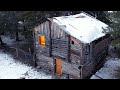 Rester dans une cabane en bois abandonne dans un froid glacial