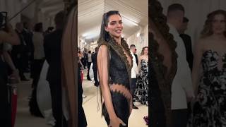 Kendall Jenner Llega A La #Metgala Con Su Look Vintage De Givenchy