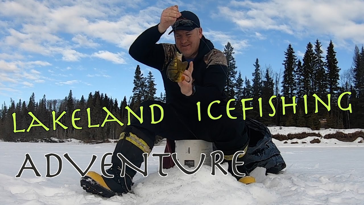 Одиночная подледная рыбалка в отдаленных районах озерного края Альберты.