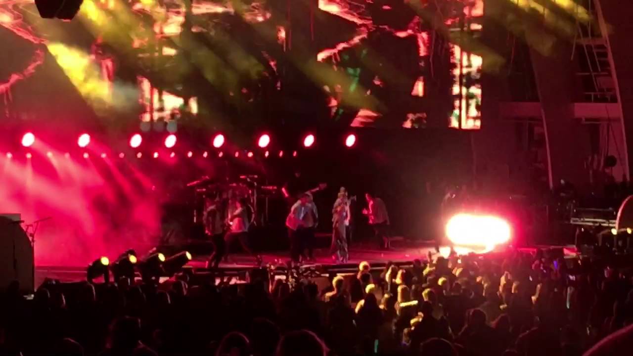 Side To Side performed by Ariana Grande 亞莉安娜格蘭德 at CBS Radio's 4th Annual We Can Survive concert at