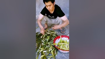 The process of hulling bamboo shoots = a good tool can do more with less