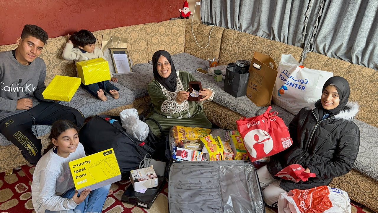 دخلو عليا شايلين ومحملين هدايا  بنات السعوديه فرحو الكل قريب وغريب اتفاجات باللى شفته