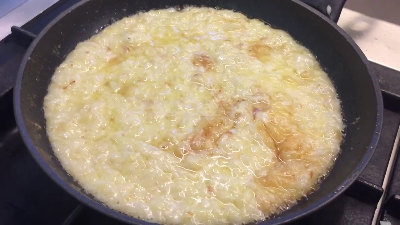 Cucina friulana: Il frico con patate, il salame con cipolla e aceto, e il radicchio con le cicciole.